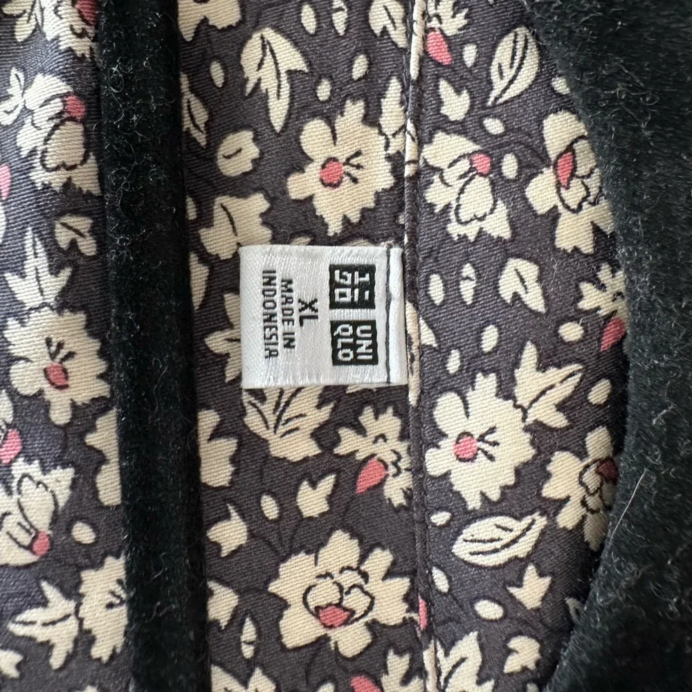 Casual Uniqlo Charcoal and Cream with Peach Floral Button Down Shirt Size XL - Picture 4 of 5